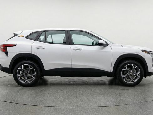 Used 2025 Chevrolet Trax LT w/ LT Convenience Package FWD image 11