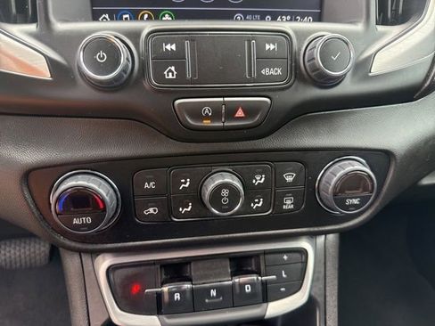 Used 2024 GMC Terrain SLT AWD/4WD image 18
