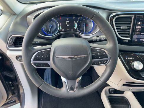 Used 2023 Chrysler Pacifica Touring-L image 21