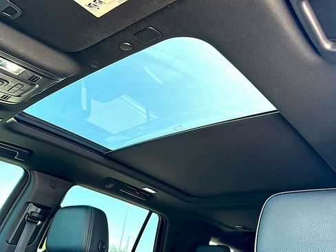 Used 2022 GMC Yukon Denali w/ Denali Premium Package image 17