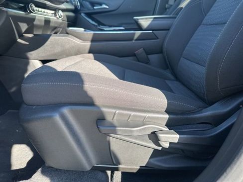 Used 2025 Chevrolet Equinox LT FWD image 18