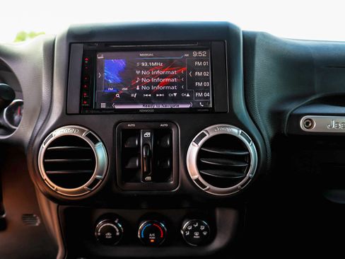 Used 2016 Jeep Wrangler Unlimited Rubicon w/ Max Tow Package AWD/4WD image 11