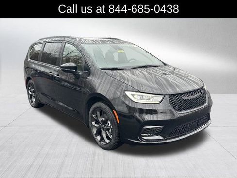 New 2026 Chrysler Pacifica Limited image 3