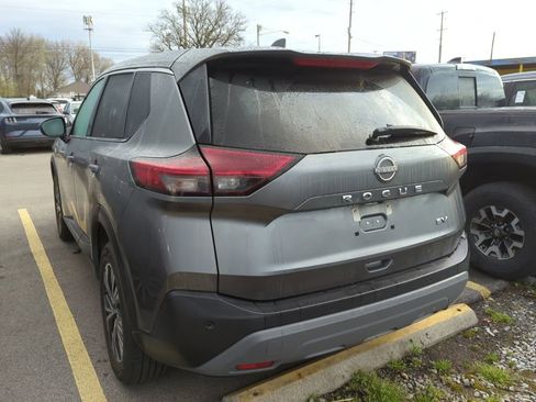 Used 2023 Nissan Rogue SV image 4