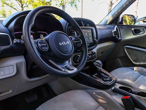 Certified 2023 Kia Soul LX w/ LX Technology Package image 7