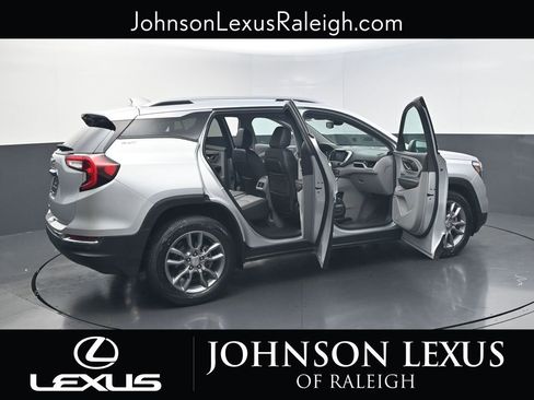 Used 2022 GMC Terrain SLT image 25