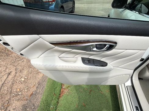 Used 2016 INFINITI Q70 L 3.7 w/ Deluxe Touring Package RWD image 19