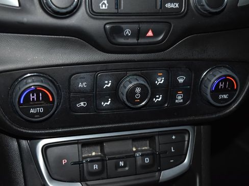 Used 2022 GMC Terrain SLT image 13