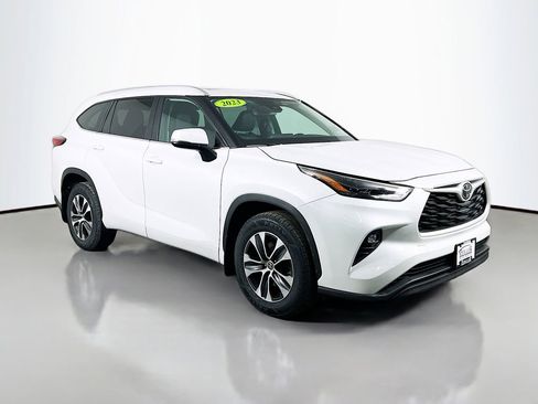 Used 2023 Toyota Highlander XLE AWD/4WD image 3