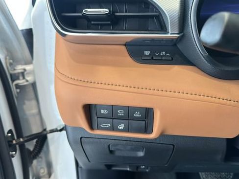 Used 2025 Toyota Highlander Platinum AWD/4WD image 15