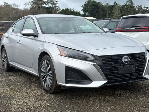 Used 2023 Nissan Altima 2.5 SV image 2