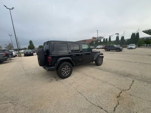 Used 2025 Jeep Wrangler Unlimited Sahara AWD/4WD image 13