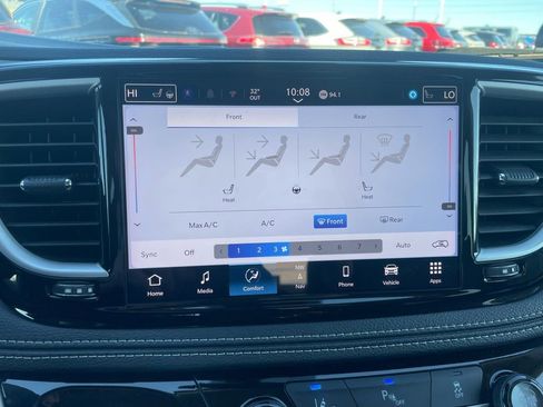 Used 2024 Chrysler Pacifica Select image 18