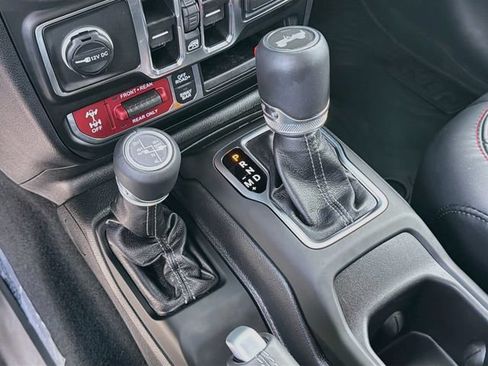 Used 2025 Jeep Wrangler Unlimited Rubicon AWD/4WD image 18