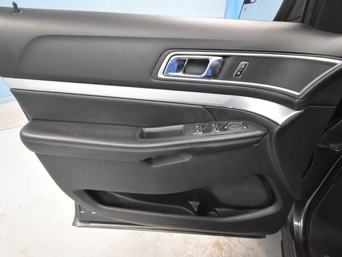 Used 2017 Ford Explorer XLT AWD/4WD image 5