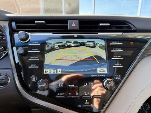 Used 2020 Toyota Camry XLE image 18