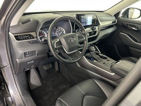 Used 2022 Toyota Highlander XLE image 2