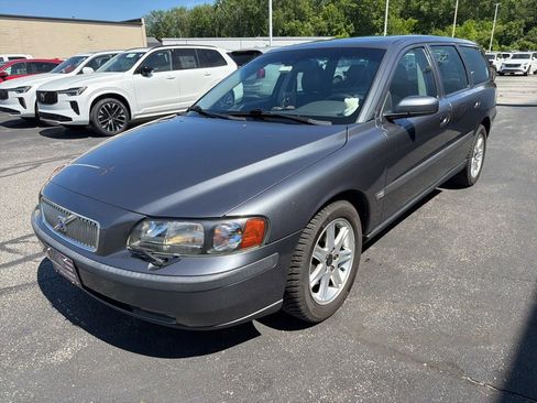 Used 2004 Volvo V70 2.4 FWD image 1