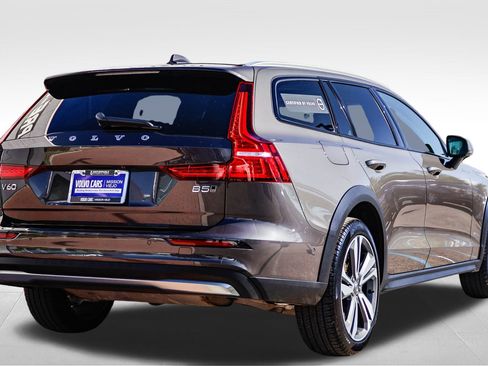 Used 2025 Volvo V60 B5 Cross Country Plus image 7