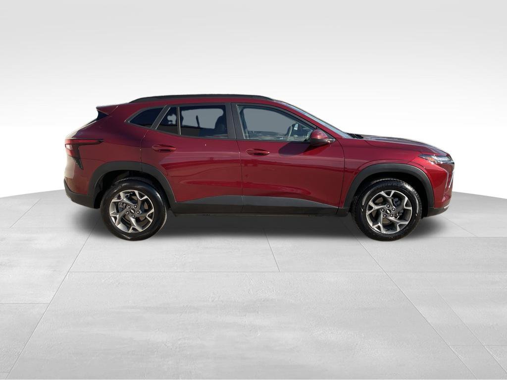 Used 2025 Chevrolet Trax LT FWD image 4