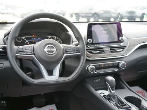 Used 2025 Nissan Altima 2.5 SV image 10