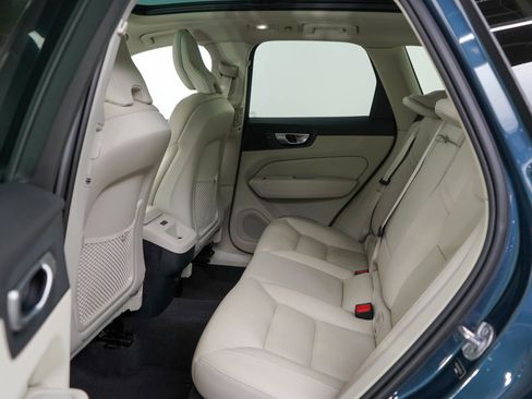 Used 2024 Volvo XC60 B5 Plus image 17