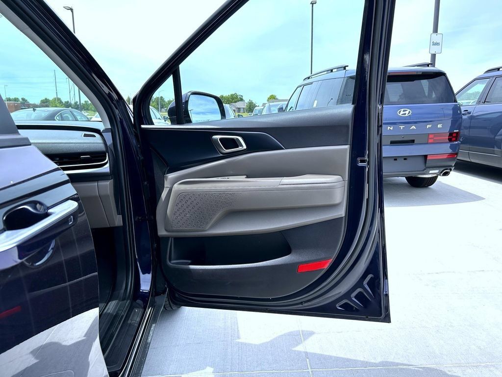 Used 2025 Kia Carnival FWD image 17