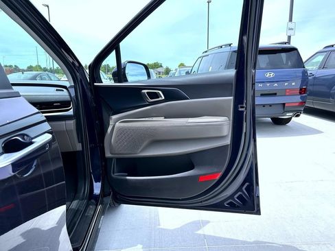 Used 2025 Kia Carnival FWD image 17