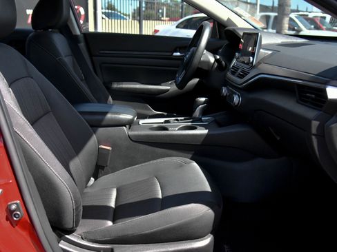 Used 2025 Nissan Altima 2.5 SV FWD image 40