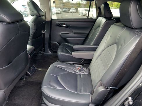 Used 2023 Toyota Highlander XLE AWD/4WD image 23