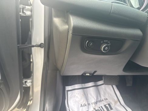 Used 2018 Buick Regal Preferred image 21