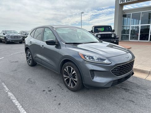 Used 2021 Ford Escape SE w/ SE Sport Appearance Package image 3