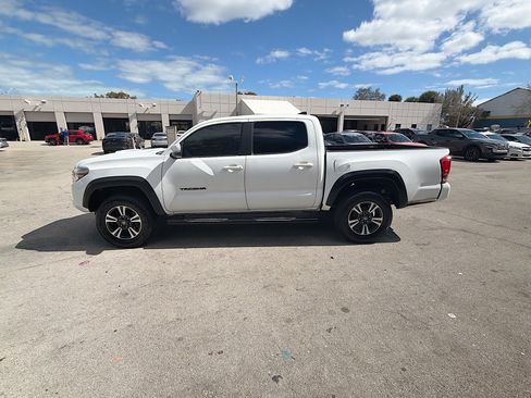 Used 2016 Toyota Tacoma TRD Sport w/ Premium & Technology Package image 4