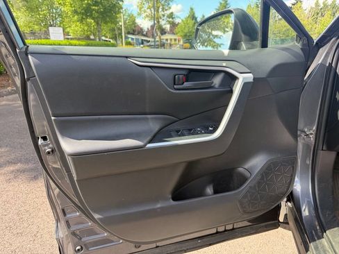 Used 2022 Toyota RAV4 LE AWD/4WD image 17