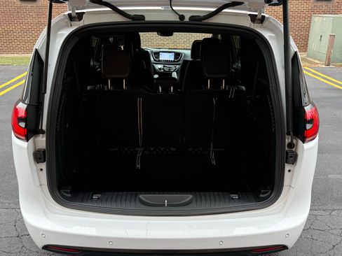 Used 2024 Chrysler Pacifica Select image 25