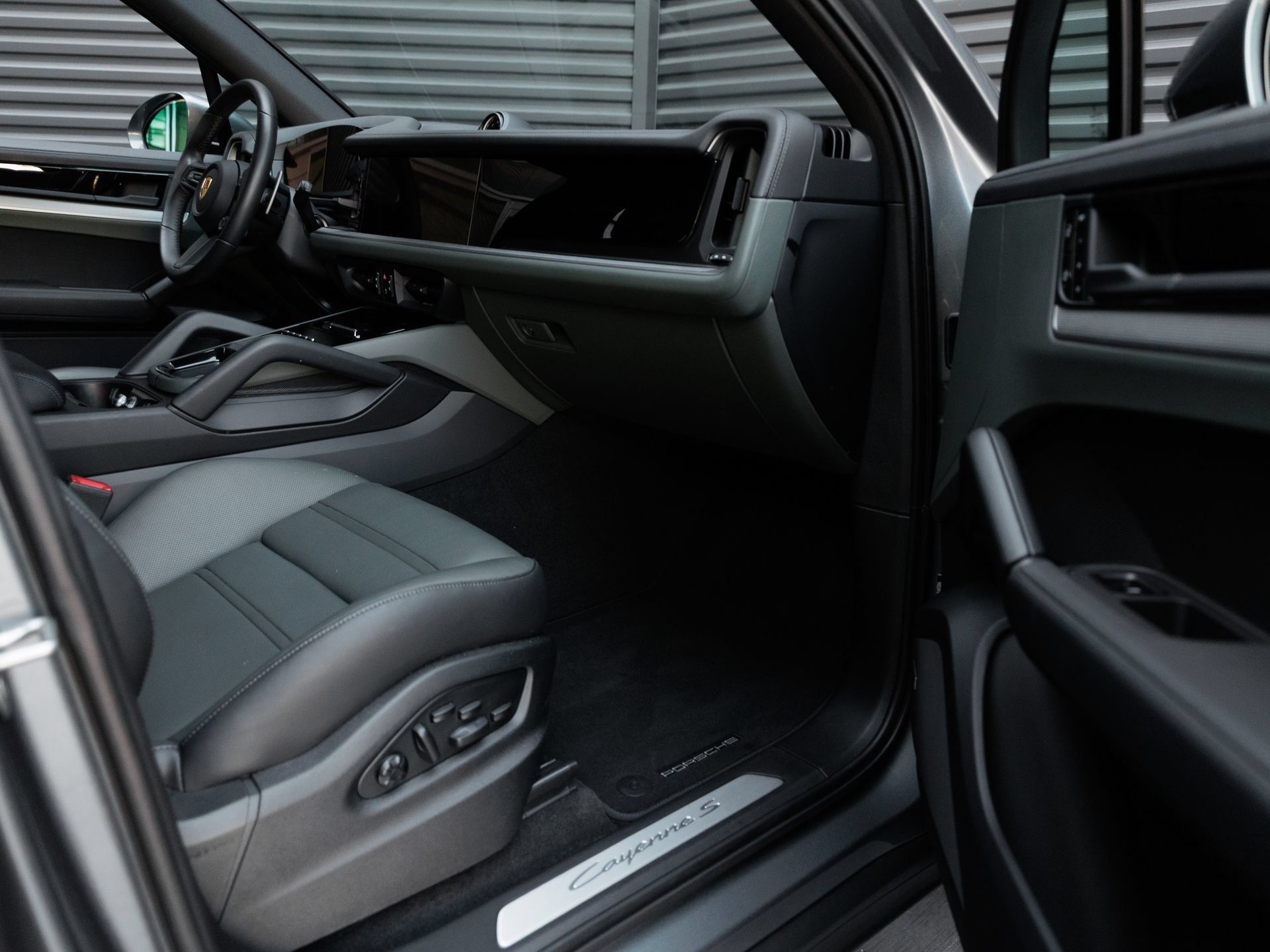 Certified 2026 Porsche Cayenne S AWD/4WD image 38