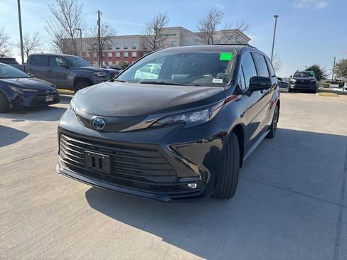 Used 2024 Toyota Sienna XLE Woodland Edition image 6
