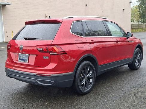Certified 2024 Volkswagen Tiguan SE w/ Panoramic Sunroof Package AWD/4WD image 11