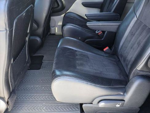 Used 2014 Chrysler Town & Country Touring-L FWD image 13