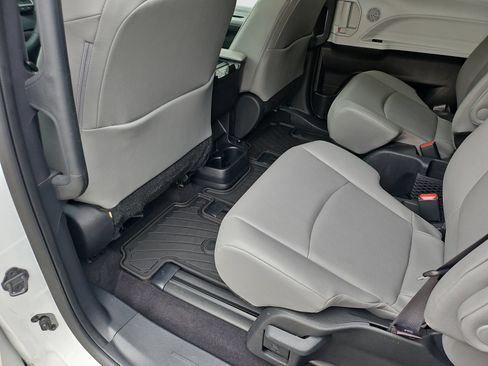 Used 2025 Toyota Sienna XLE FWD image 33