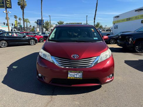 Used 2015 Toyota Sienna XLE Premium image 2