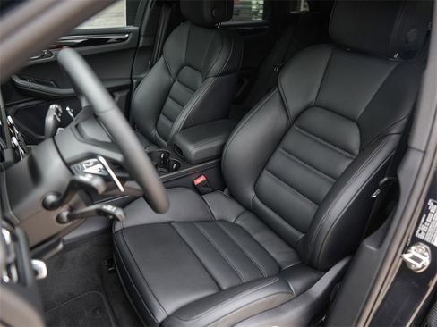 Used 2025 Porsche Macan image 5