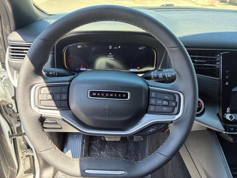 Used 2025 Jeep Wagoneer 4WD image 17
