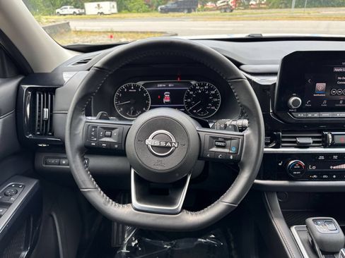 Used 2025 Nissan Pathfinder SV AWD/4WD image 32