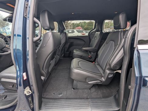 Used 2025 Chrysler Pacifica Select image 11