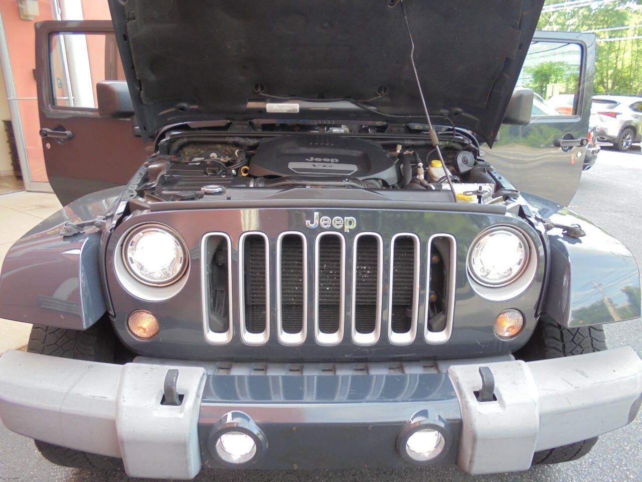 Used 2017 Jeep Wrangler Unlimited Sahara w/ Connectivity Group AWD/4WD image 35