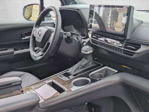 Used 2025 Toyota Sienna Platinum image 28