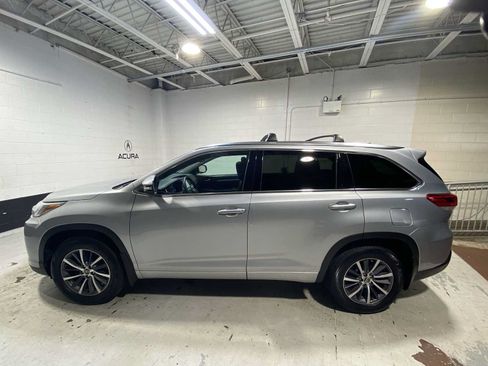 Used 2017 Toyota Highlander XLE AWD/4WD image 3