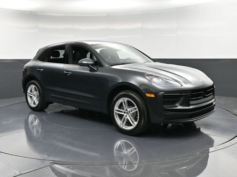 Certified 2025 Porsche Macan AWD/4WD image 10