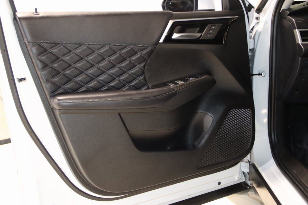 Used 2024 Mitsubishi Outlander 4WD Plug-In Hybrid image 35